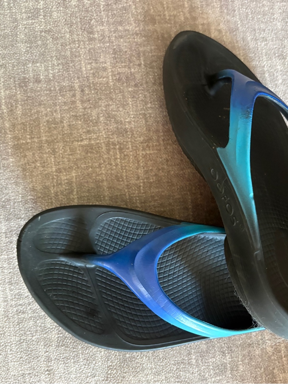 Oofos blue flip flops size 6 w - Picture 3 of 6